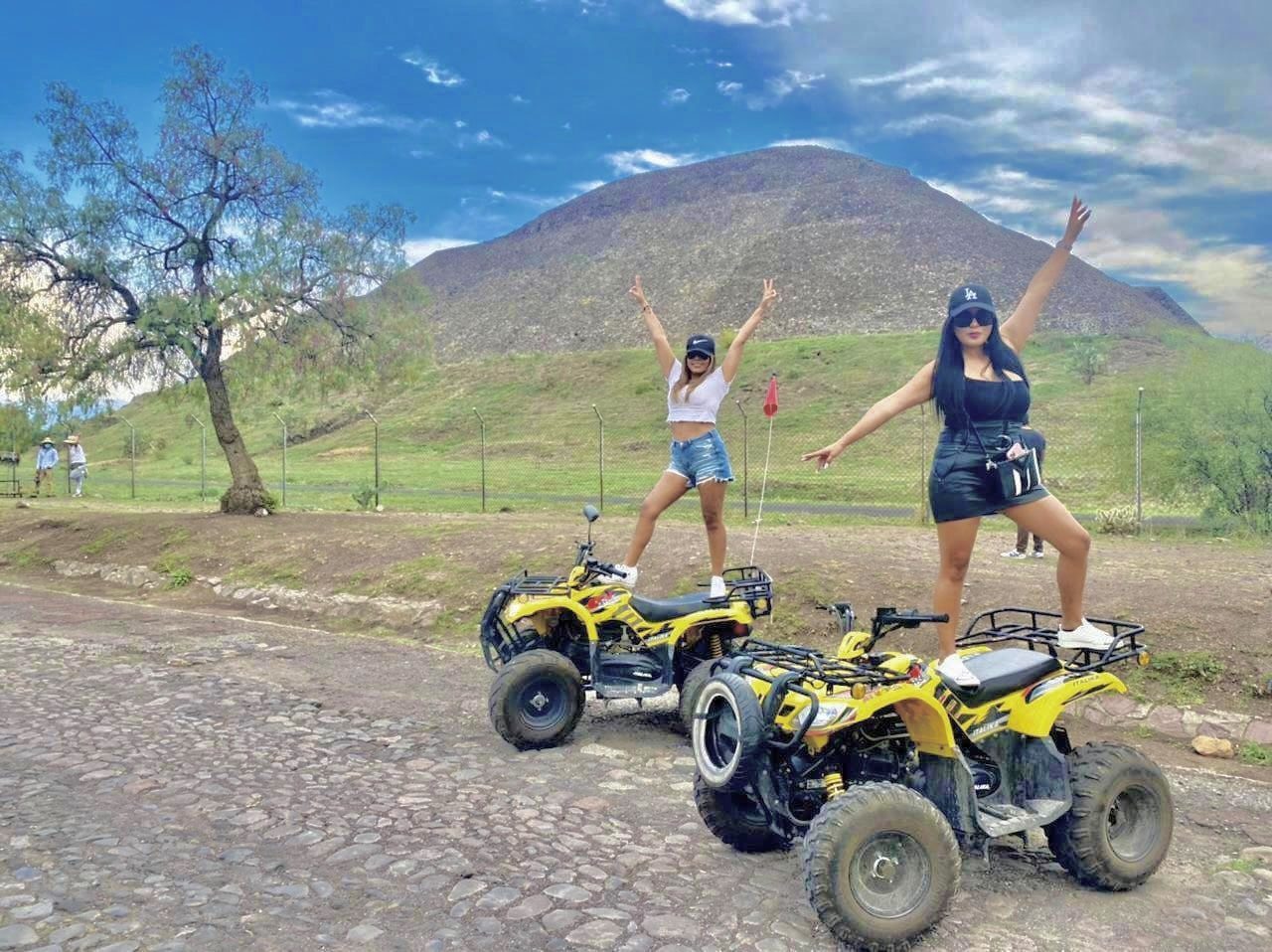 Grupo de cuatrimotos con las pirámides al fondo