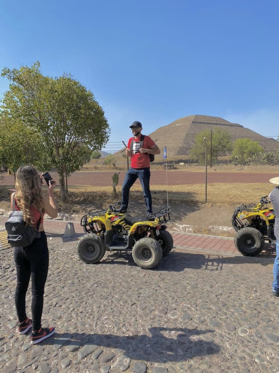 Guía dando instrucciones antes del recorrido