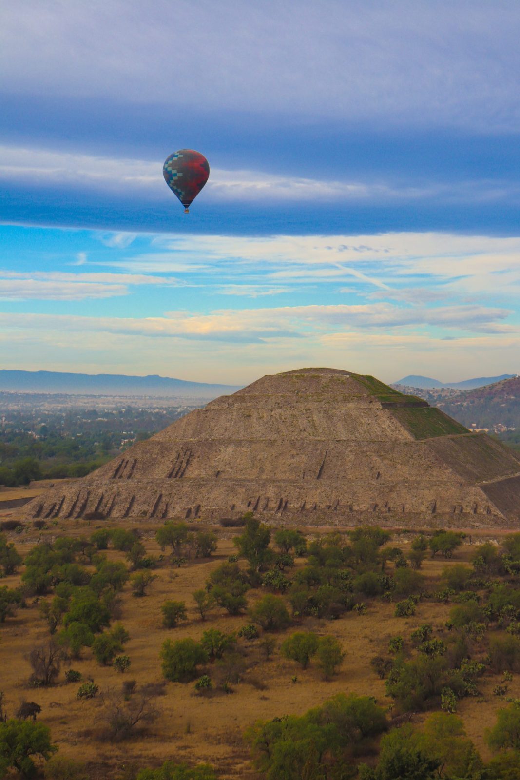 Globo aerostático sobre las pirámides de Teotihuacán