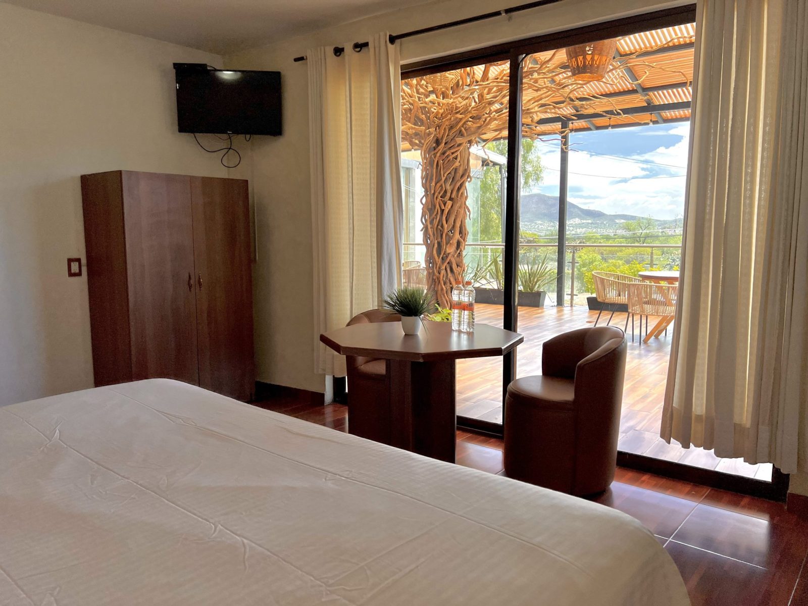 Interior de una habitación con vistas al jardín
