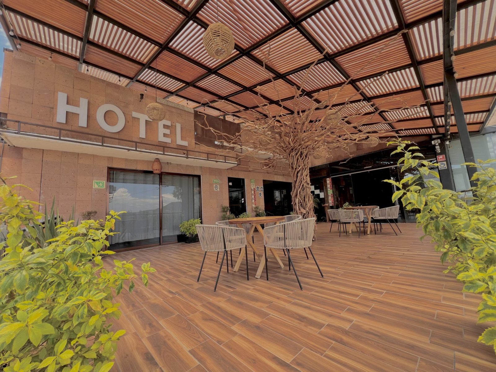 Fachada y acceso principal del hotel