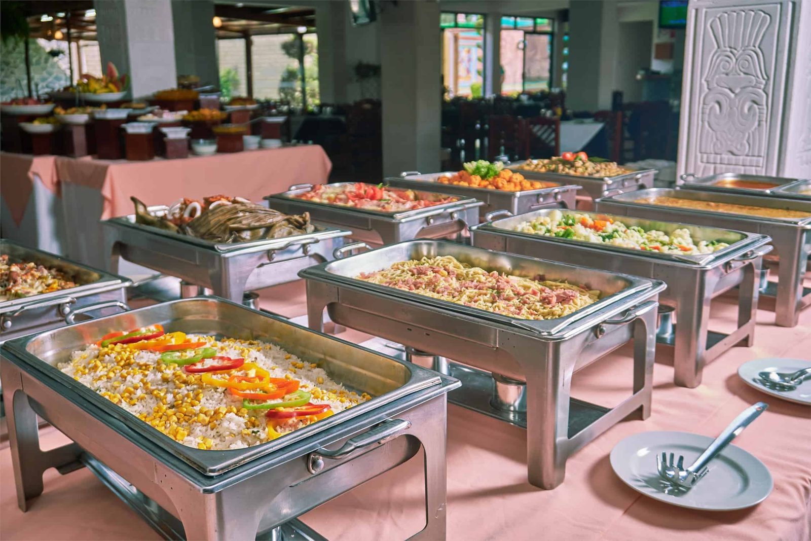 Comensales sirviéndose en la barra del buffet del restaurante El Jaguar