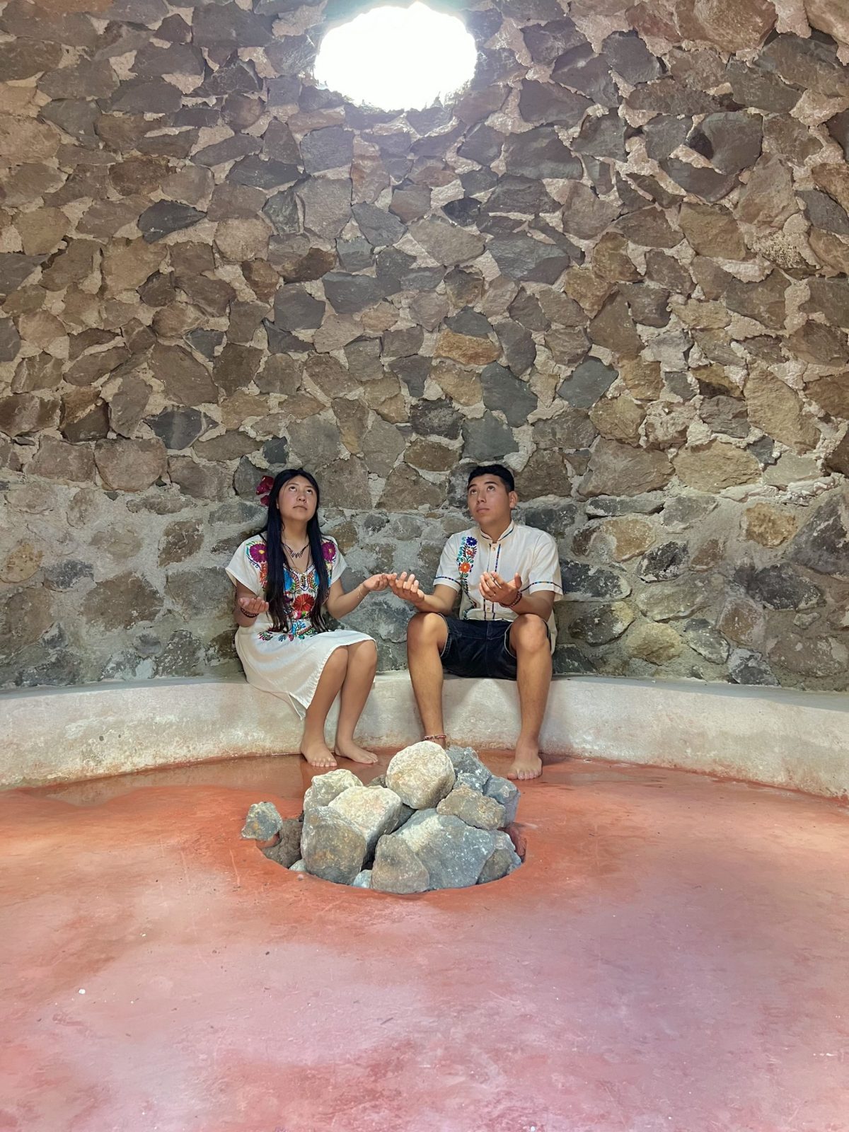 Interior del temazcal con piedras volcánicas