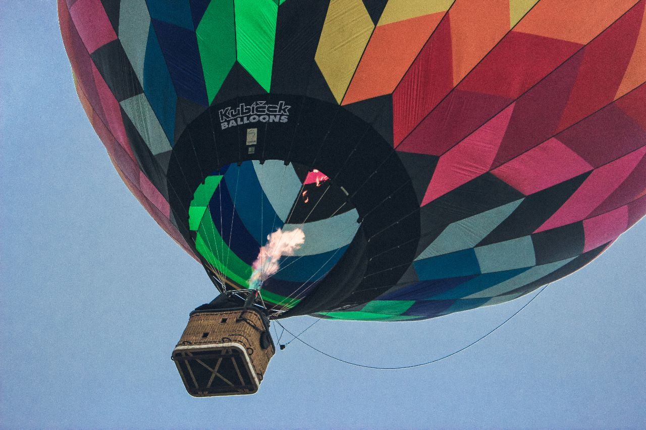 Globos aerostáticos elevándose sobre la zona arqueológica