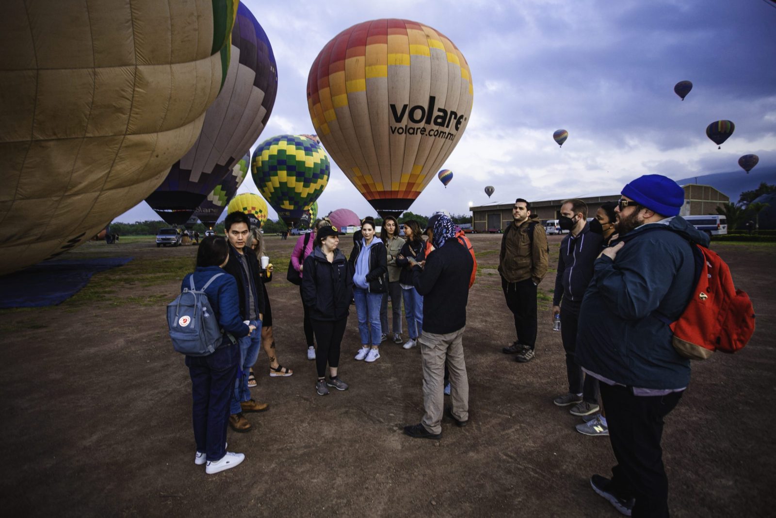 Inflado y despegue de los globos al amanecer